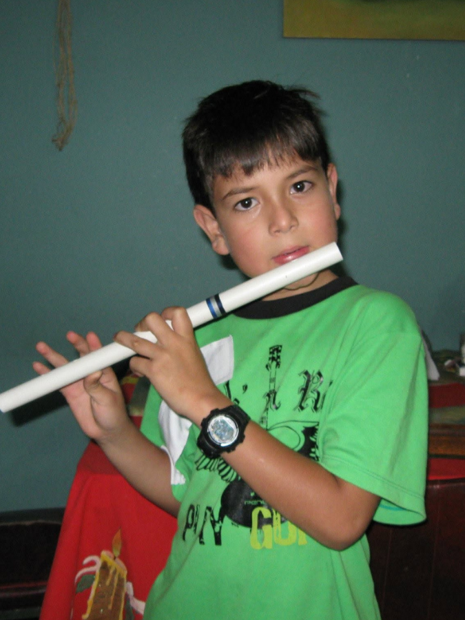 Mannuel Santiago Niño tocando la flauta