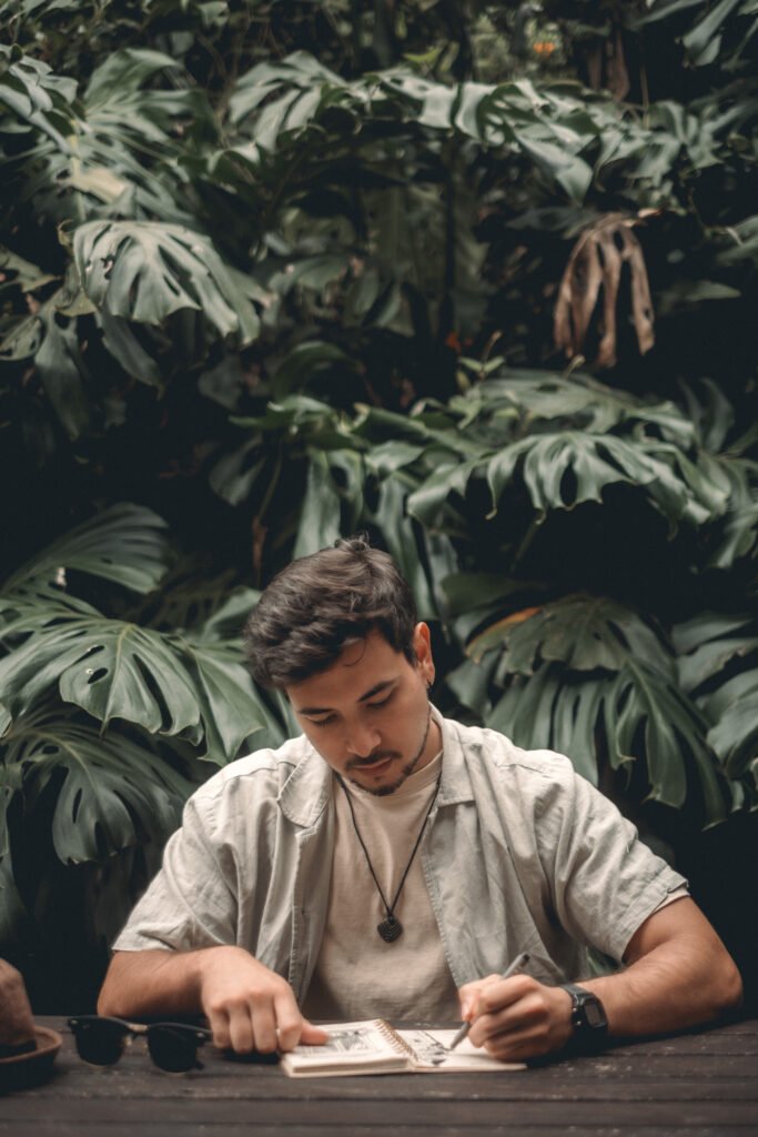 Mannuel Santiago escribiendo con fondo verde